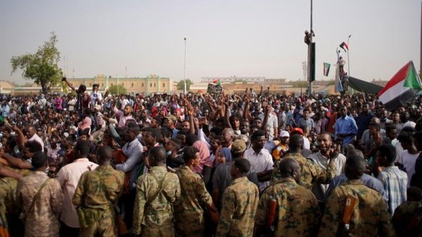 Los manifestantes desafían el toque de queda en Sudán y toman las calles contra los militares