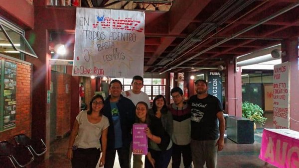 Estudiantes y docentes del CBC de Martínez se solidarizaron con los trabajadores de Mondelez