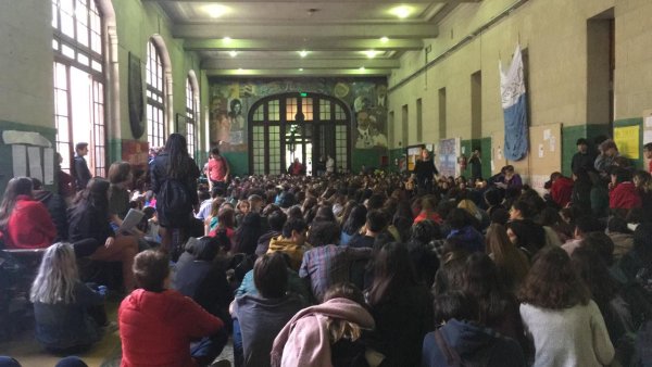 Toma con clases públicas en el Nacional de Buenos Aires contra nombramiento de un docente