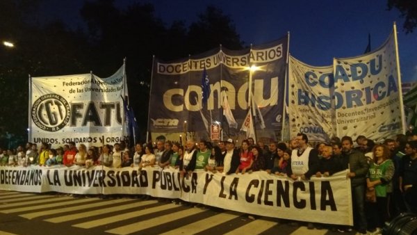 Miles movilizaron a Plaza de Mayo en la Marcha Nacional Educativa 