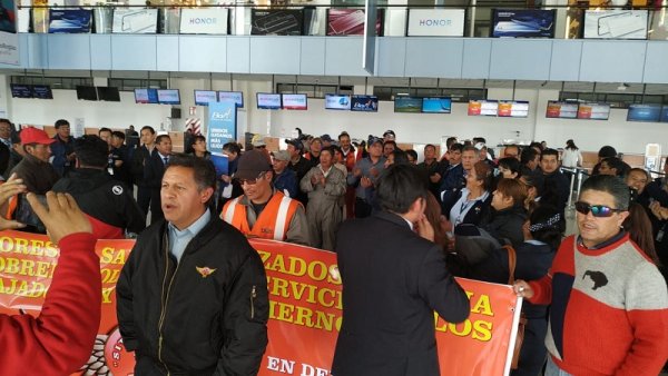 Bolivia: aeronáuticos protestaron por pagos atrasados, estabilidad y respeto a sus organizaciones