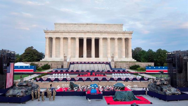 Trump entre tanques y una gran fiesta imperial