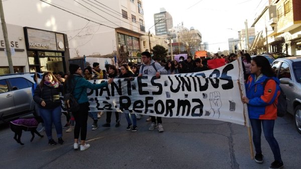 Estudiantes secundarios de Neuquén votaron permanencia en el Consejo de Educación