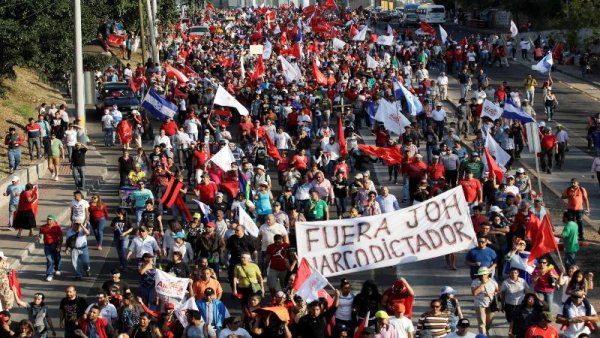 Hondureños exigen salida de Presidente acusado por vínculos con el crimen organizado