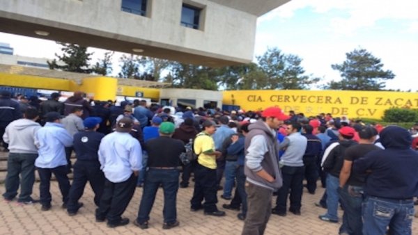 Trabajadores bloquean la planta cervecera más grande del mundo