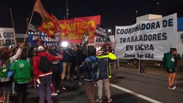 Trabajadores de Kimberly Clark cortaron la autopista Buenos Aires - La Plata