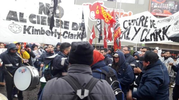 Trabajadores de Kimberly-Clark se movilizaron en el Puente Pueyrredón