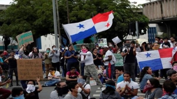 Continúan protestas de obreros y maestros contra reformas constitucionales en Panamá