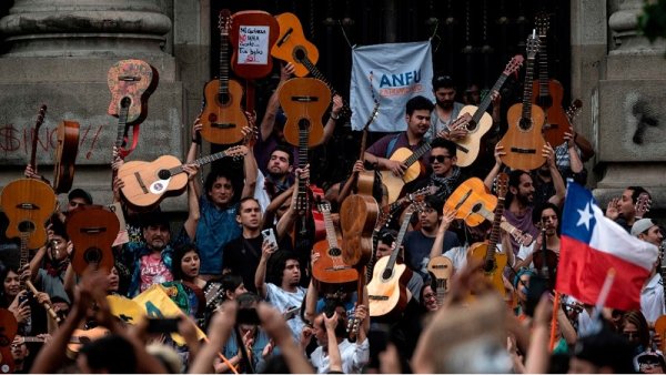 Víctor Jara, Los Prisioneros y Ana Tijoux, la banda sonora de la rebelión chilena