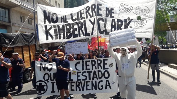 Kimberly Clark: con un corte se manifestaron en defensa de los puestos de trabajo