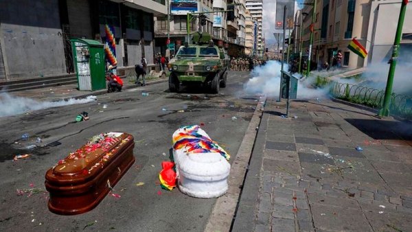 Brutal represión a manifestantes que llegaban a La Paz con ataúdes desde Senkata