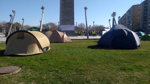 A los 36 días de huelga comienza la acampada de Parques y Jardines en Zaragoza 