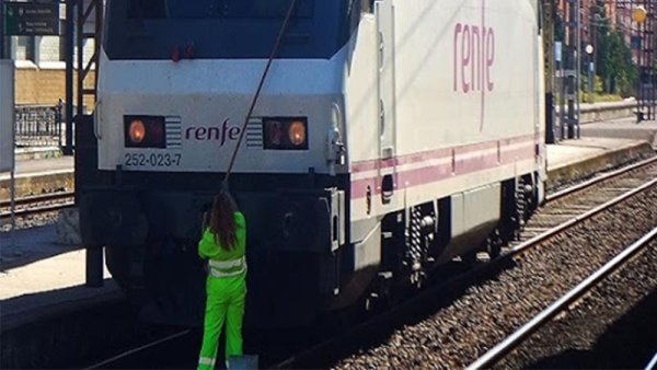 Los trabajadores que limpian los trenes están trabajando el doble, sin protección adecuada