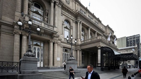 Despidos ilegales: 25 guías del Teatro Colón en la calle en plena crisis sanitaria