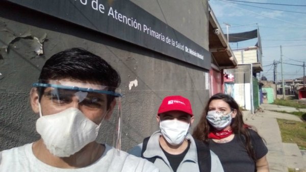 Trabajadores de José León Suárez donaron 10 litros de sanitizante a centro de salud de La Carcova