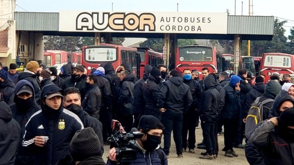 Paro de colectivos en varias provincias tras la rebelión en la UTA Córdoba