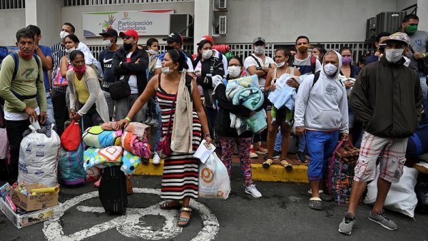 Maduro llama “bioterroristas” y “declara guerra” a venezolanos que regresan por caminos irregulares