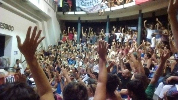 Docentes de San Nicolás: “ya no me gana la bronca porque veo la lucha que mueve la clase trabajadora"