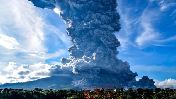 Espectacular erupción del volcán Sinabung en Indonesia