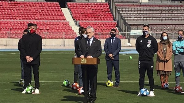 Patético: Piñera anuncia regreso del fútbol chileno para buscar algo de aprobación 