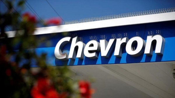 Chevron, que opera en Venezuela pese a las sanciones, despide a trabajadores