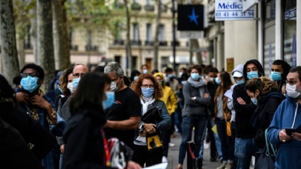 Mientras Francia sufre rebrote del covid-19, sus centros de testeo están saturados