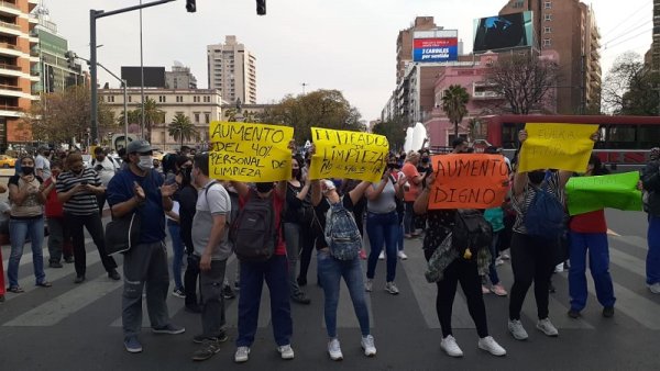 Trabajadoras de limpieza: "Nos pagan cuando quieren y como quieren, y el gremio no hace nada"