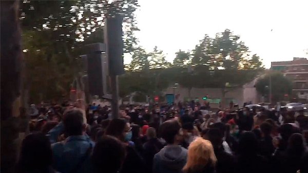 ¡Detenidas, libertad! Masiva concentración en Vallecas en repudio a la represión y solidaridad con las personas detenidas