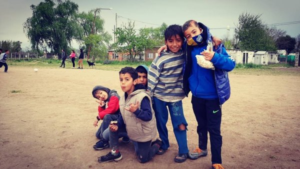 Merienda solidaria para los niños de la toma del barrio Los Ceibos