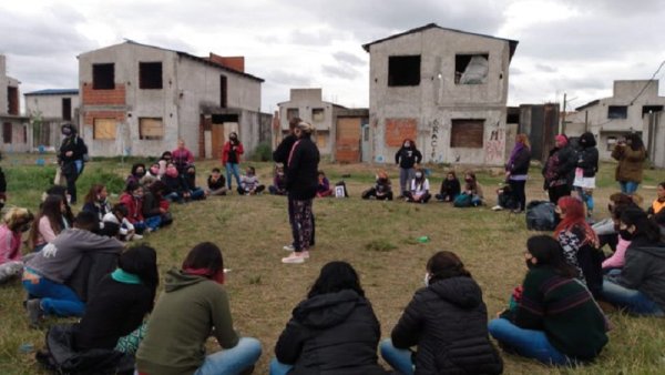 Asamblea de mujeres vota impulsar una posta sanitaria junto a trabajadoras del Hospital Posadas y el Hospital Paroissien.