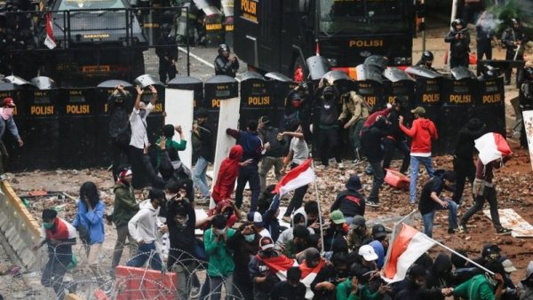 Fuerte oleada de protestas en Indonesia contra la reforma laboral y ambiental