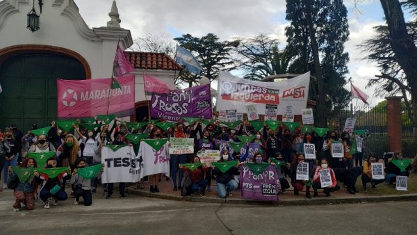 Pañuelazo en la Quinta de Olivos: crece el reclamo #NiUnaMenosSinVivienda