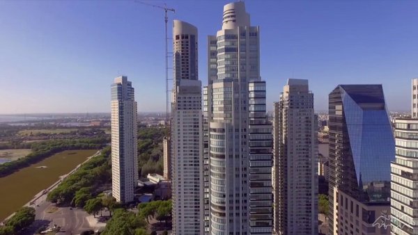 Una torre ilegal a cambio de una plaza: nuevo negocio aprobado en la Legislatura porteña