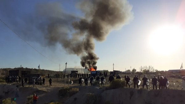 Desalojan a familias en Río Negro 