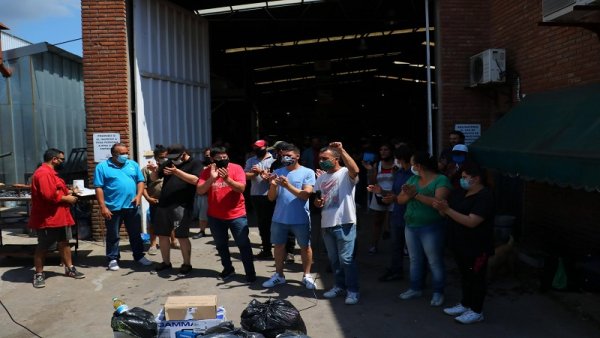 Trabajadores de fábricas recuperadas entregan donaciones a familias de Guernica