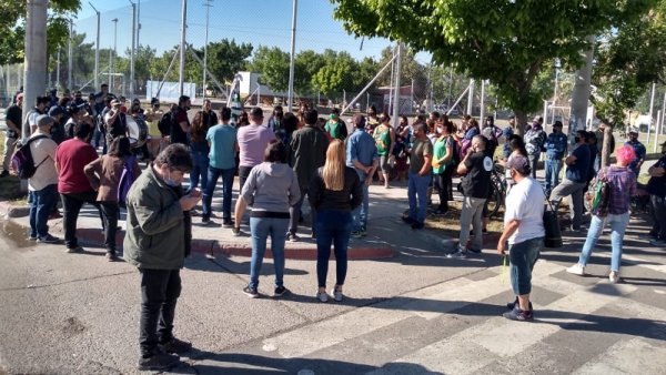 Trabajadores municipales de Centenario en lucha unieron su reclamo con las familias de las tomas