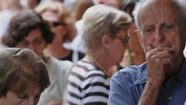 Maquillar el ajuste a jubilados: tras las críticas, el Gobierno cambió el proyecto de movilidad