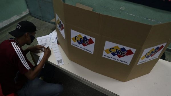 Maduro se dio ganador en unas elecciones parlamentarias con escasa participación