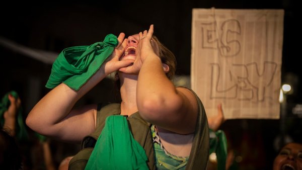 ¡Y fue ley!: con una multitud en las calles, se legalizó el aborto en Argentina