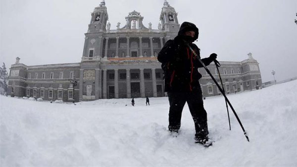 Madrid colapsada por una nevada histórica: familias sin luz y trabajadores atrapados en carreteras