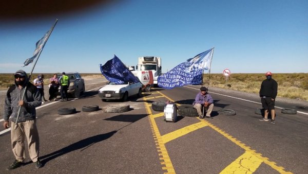 Obreros rurales autoconvocados de Río Negro cortan la Ruta Nacional 22 