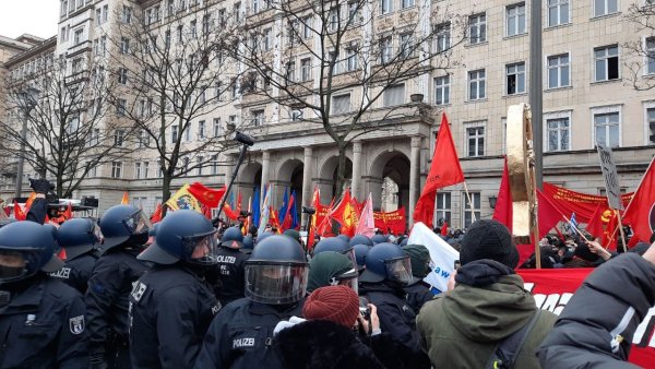 Reprimieron manifestación de miles en memoria de Luxemburg y Liebknecht en Alemania