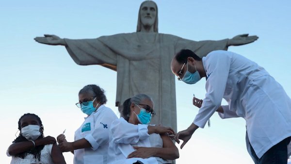 Vacunación universal en Brasil: una pelea contra Bolsonaro y la oposición golpista