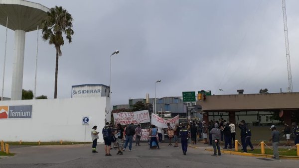 Ternium-Siderar: "Las negociaciones se van a llevar adelante con todos los despedidos adentro"