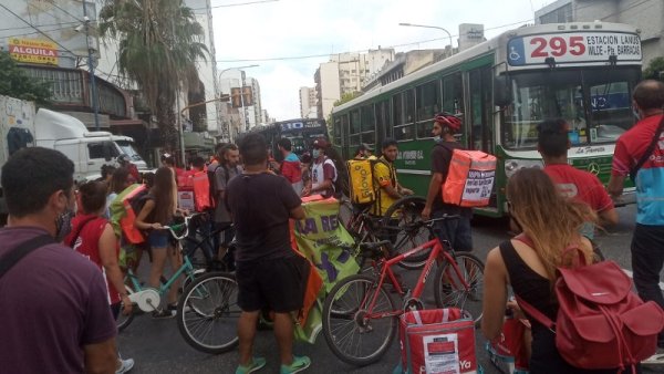 Repartidores cortaron el Puente Pueyrredón en el marco de un paro nacional