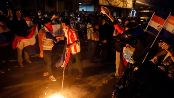 Multitudinaria manifestación en Paraguay por la catástrofe sanitaria terminó con violenta represión