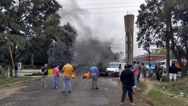 Buyatti: trabajadores cortan el acceso a la planta contra los despidos en Puerto San Martín