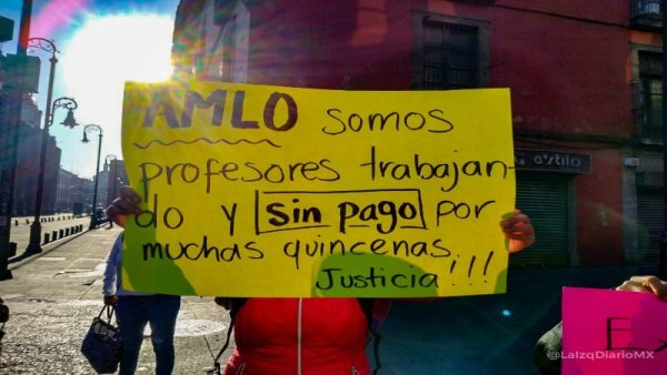 Profesores de Morelos protestan en Palacio Nacional ante la falta de pagos