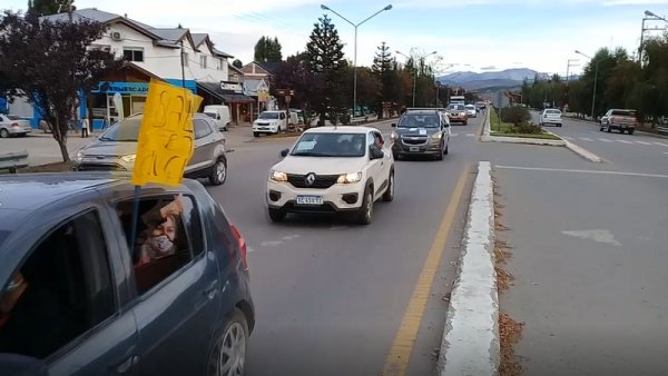 Multitudinaria caravana apoyó a la lucha de Salud en Junín de los Andes