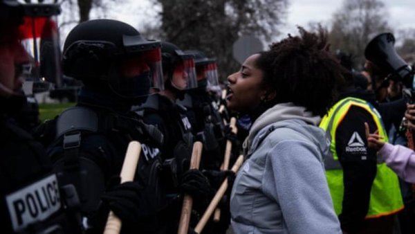 El asesinato de otro joven afroamericano a manos de la Policía desata protestas en Mineápolis